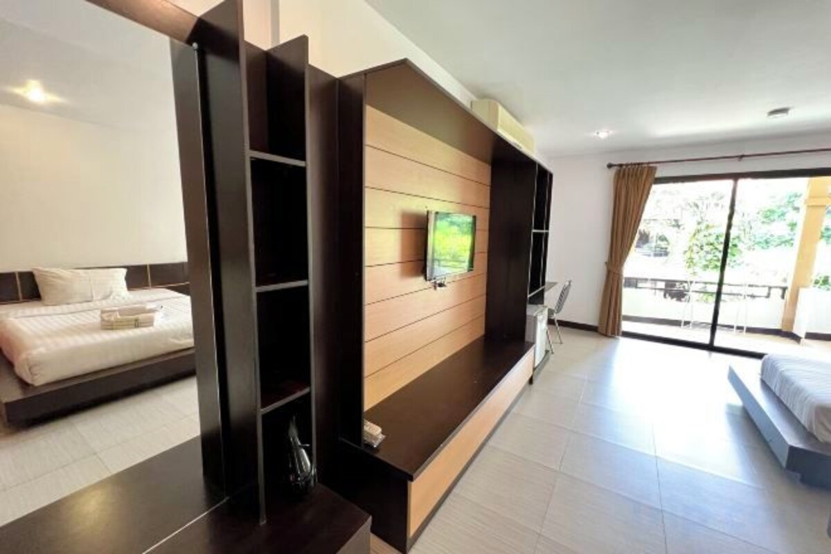 Minibar, desk, free WiFi