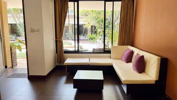 Grand Deluxe Double Room with Pool View | Living area