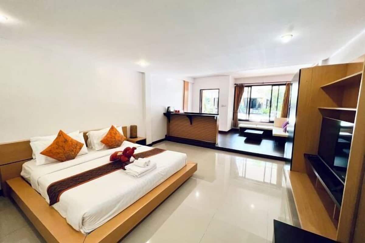 Minibar, desk, free WiFi