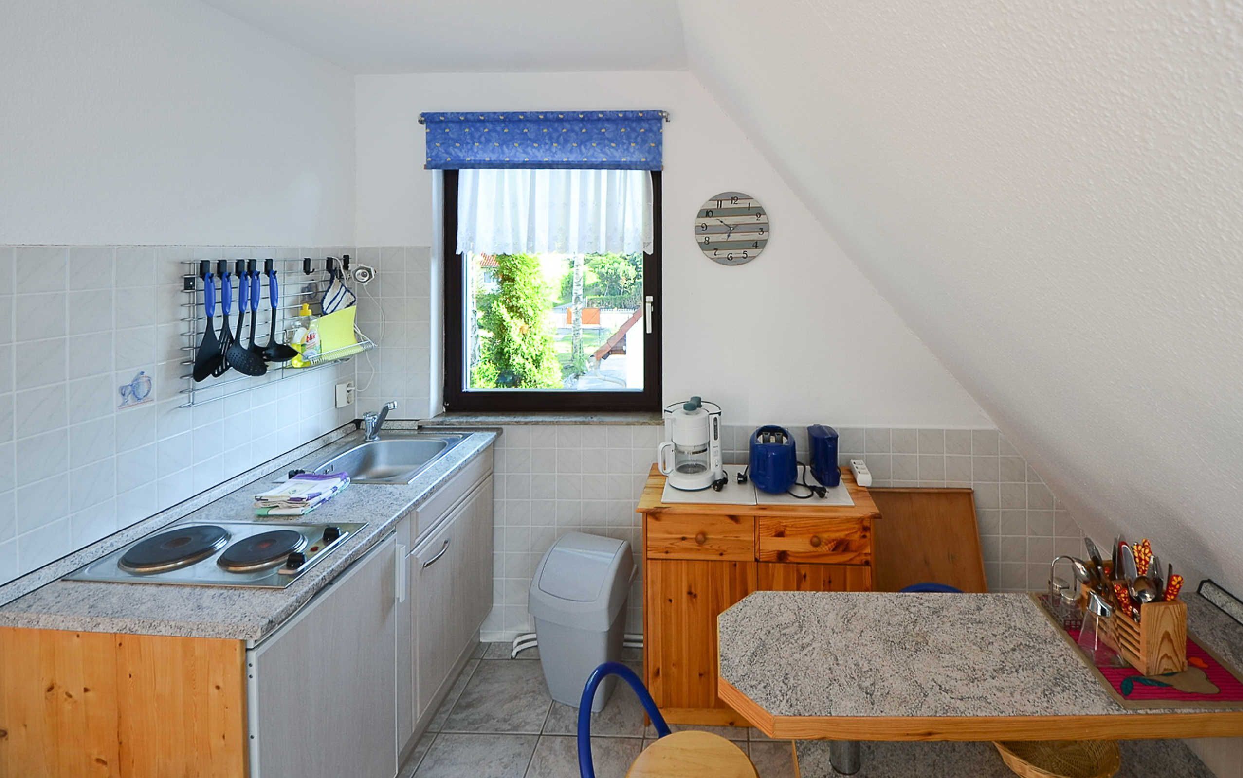 Kühlschrank, Wasserkocher mit Kaffee-/Teezubehör, Wasserkocher, Toaster