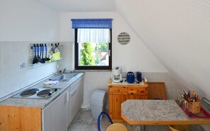 Kühlschrank, Wasserkocher mit Kaffee-/Teezubehör, Wasserkocher, Toaster