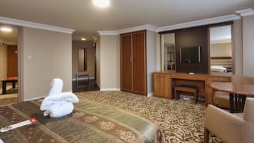 Suite Basic | Seprai premium, minibar, brankas, dan meja kerja