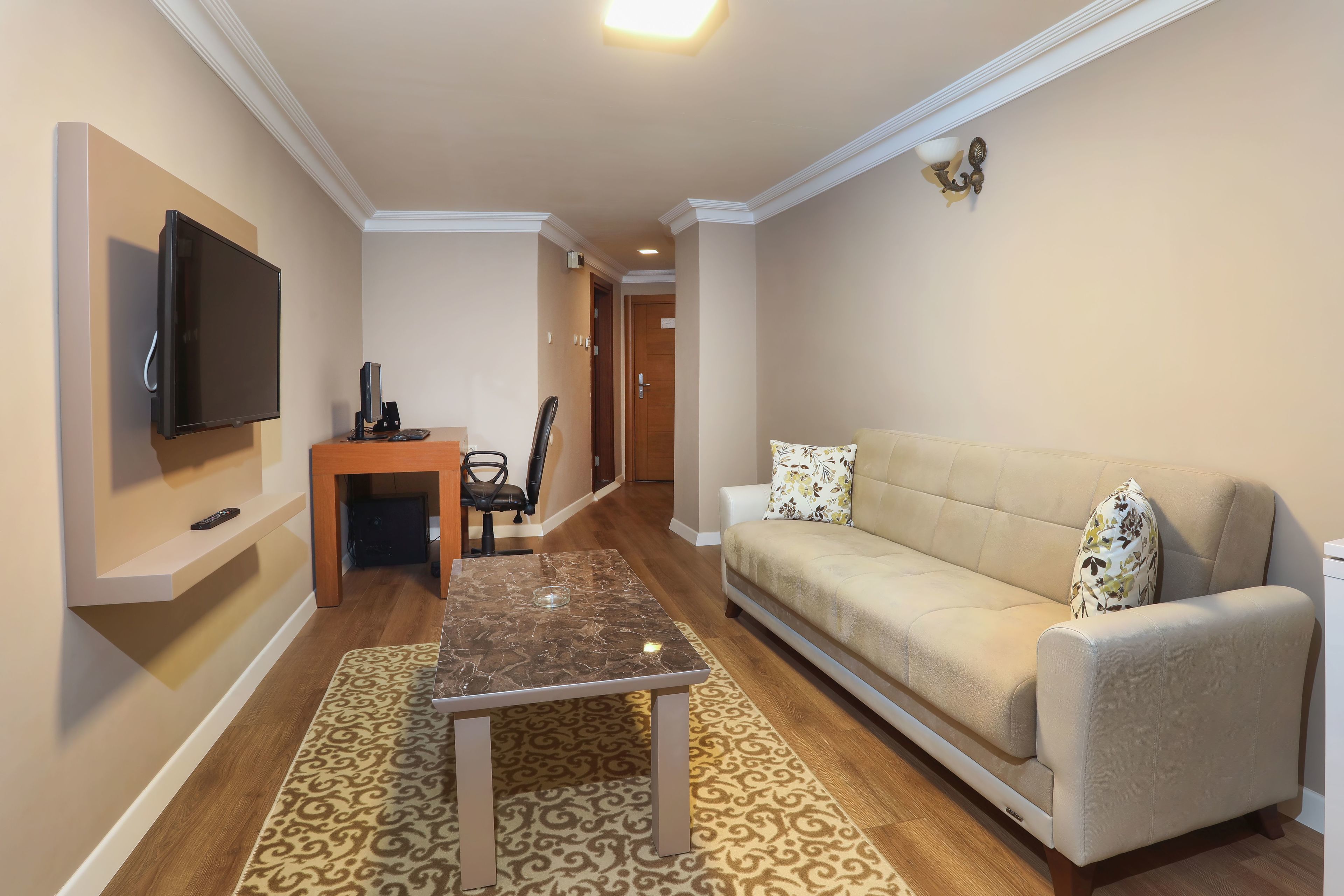 基础套房 | 高档床上用品、迷你吧、客房内保险箱、办公桌