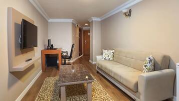 Basic Suite | Premium bedding, minibar, in-room safe, desk