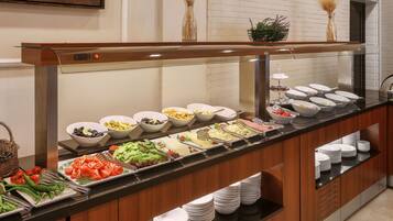 Päivittäinen buffetaamiainen (12 EUR per henkilö)