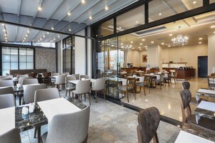 4 间餐厅，供应早餐、午餐和晚餐