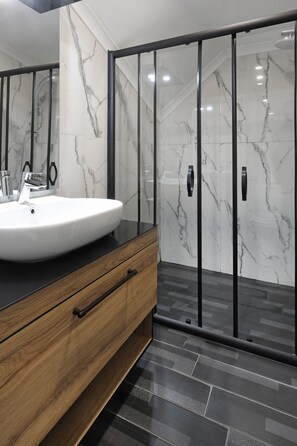 Habitación Confort, hidromasaje | Baño | Amenidades de baño gratuitas, secadora de cabello, pantuflas, toallas 