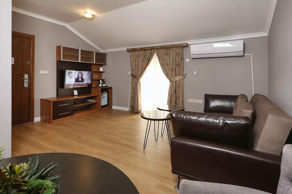 Exclusive Suite, Jetted Tub | 1 bedroom, premium bedding, minibar, in-room safe