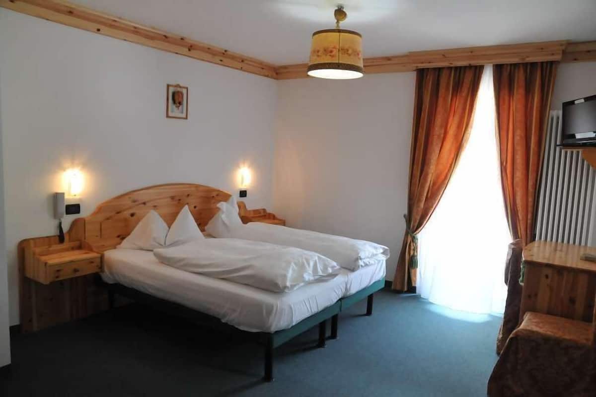 Klassieke kamer, 1 twee- of 2 eenpersoonsbedden, uitzicht op bergen | Een kluis op de kamer, een bureau, verduisterende gordijnen, babybedden