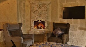 Habitación Deluxe | Área de sala de estar | Televisión LED 