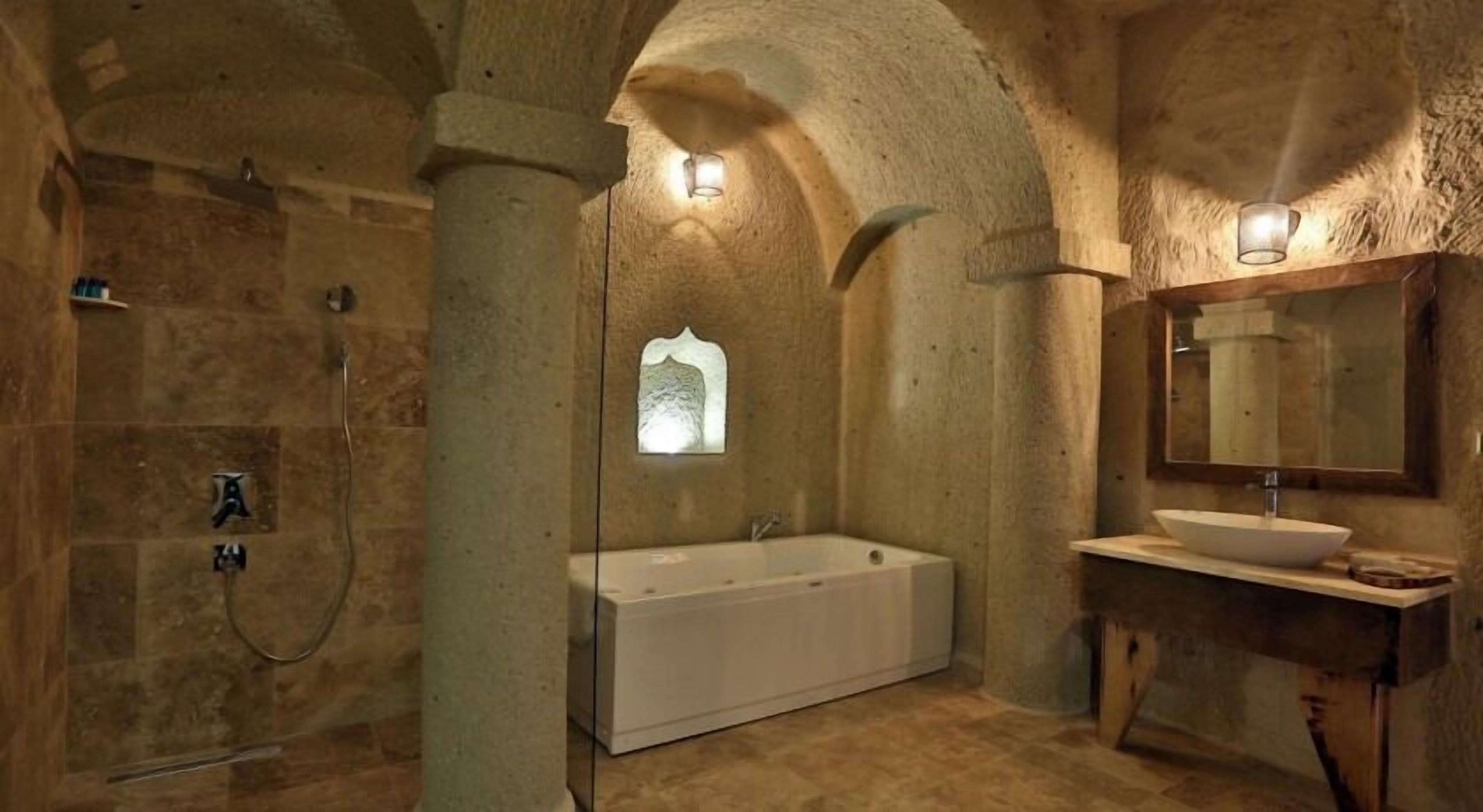 Deluxe Suite | Bathroom | Free toiletries, bathrobes, slippers, towels