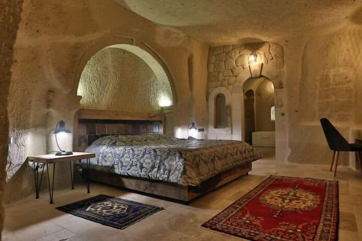 deluxe suite | 1 bedroom, minibar, desk, iron/ironing board