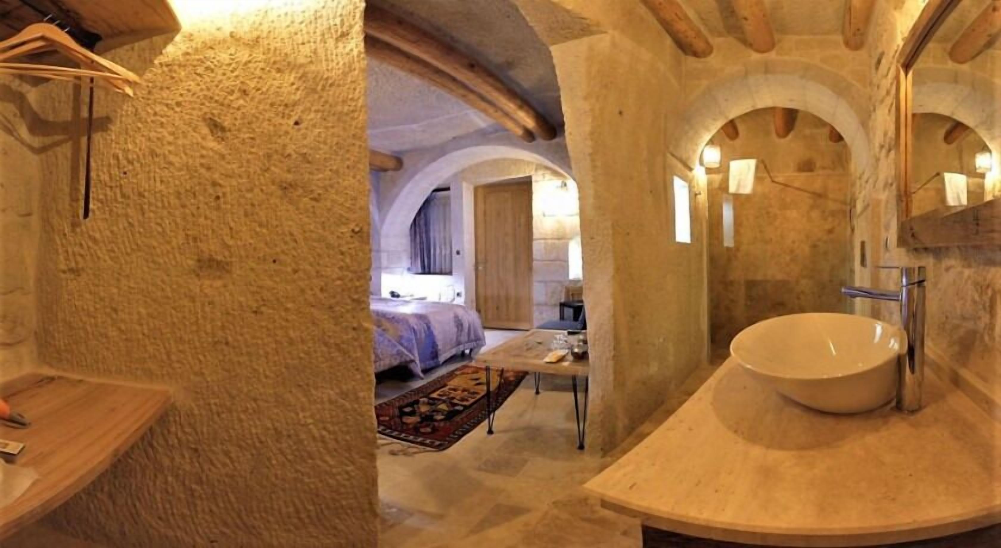 standard room | bathroom | free toiletries, bathrobes, slippers, towels