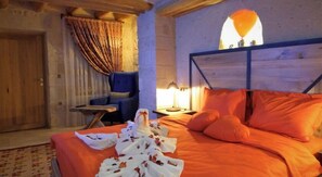 Minibar, escritorio, tabla de planchar con plancha y wifi gratis 