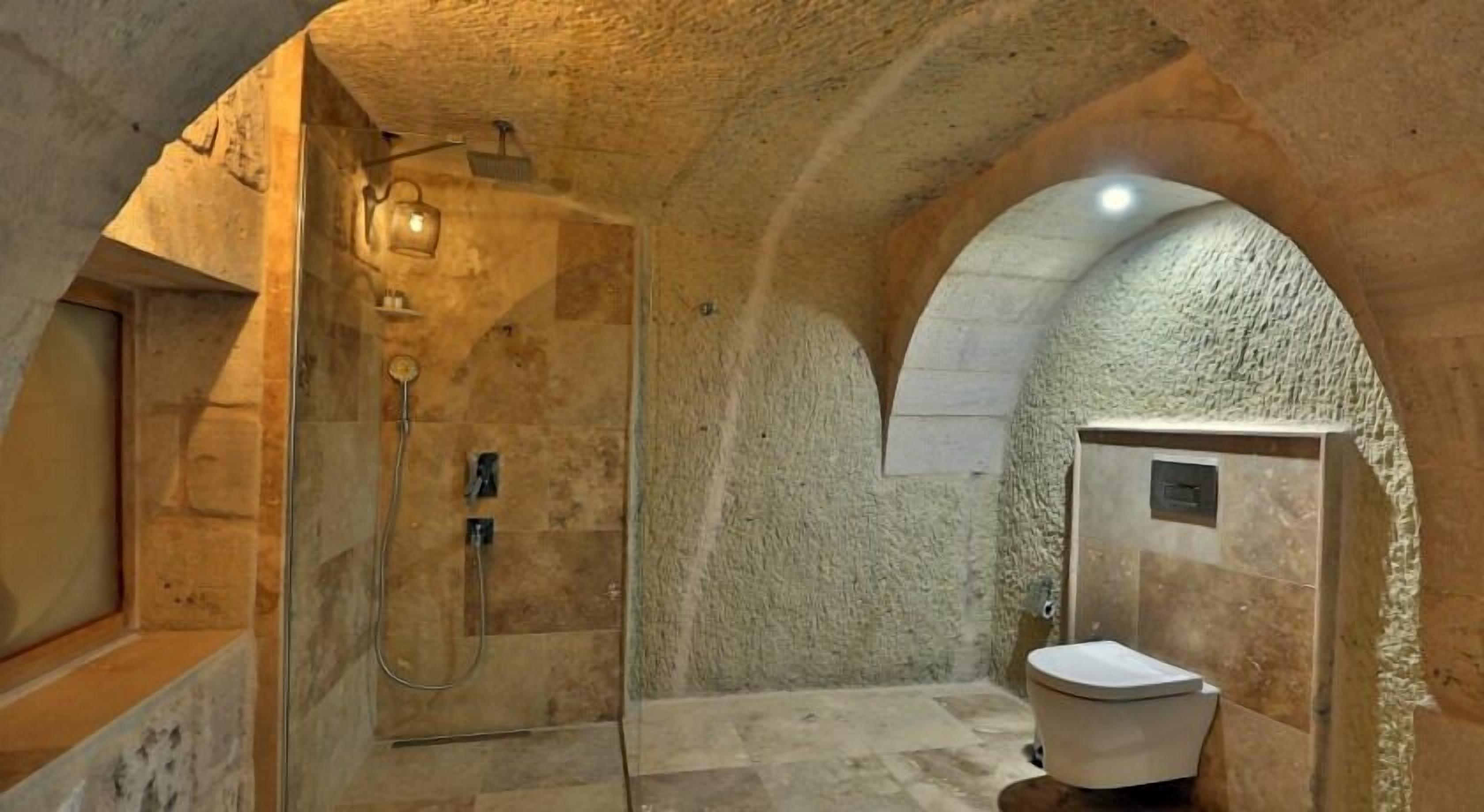 deluxe room | bathroom | free toiletries, bathrobes, slippers, towels