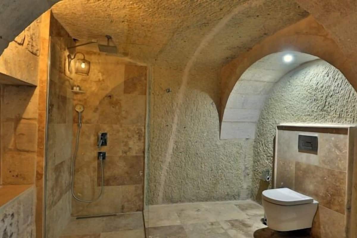 deluxe room | bathroom | free toiletries, bathrobes, slippers, towels