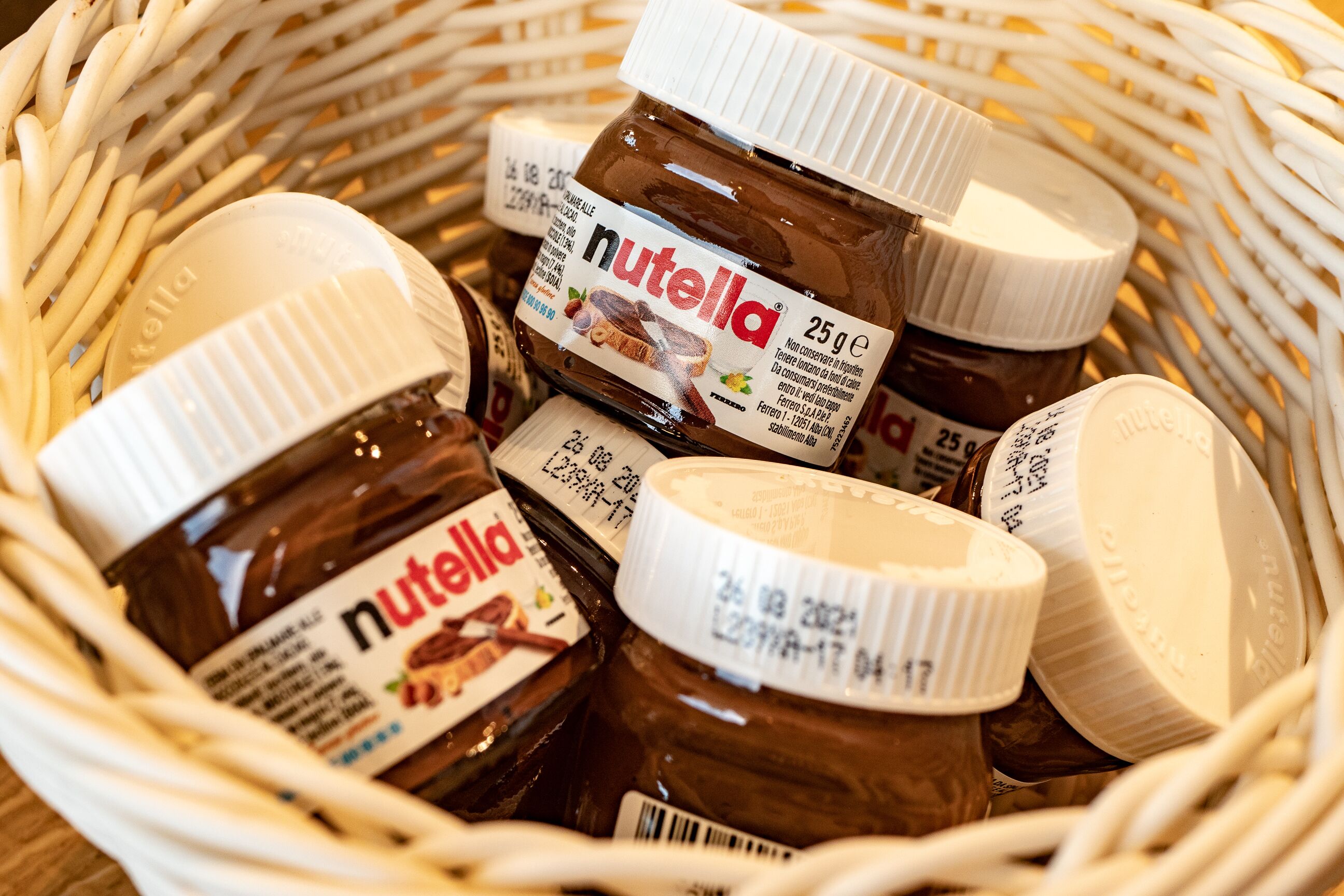 Una cistella amb diversos pots de Nutella.
