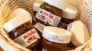 Un panier contenant plusieurs pots de Nutella.