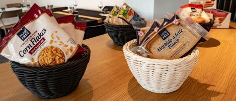 A table with baskets containing snacks and bread.