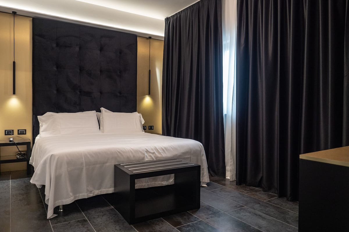 Junior Suite | 1 bedroom, premium bedding, down duvets, memory-foam beds