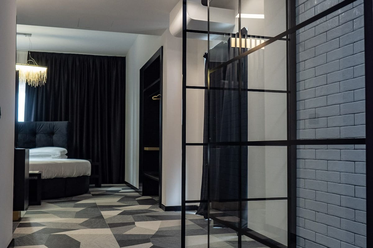 deluxe suite | 1 bedroom, premium bedding, down duvets, memory-foam beds