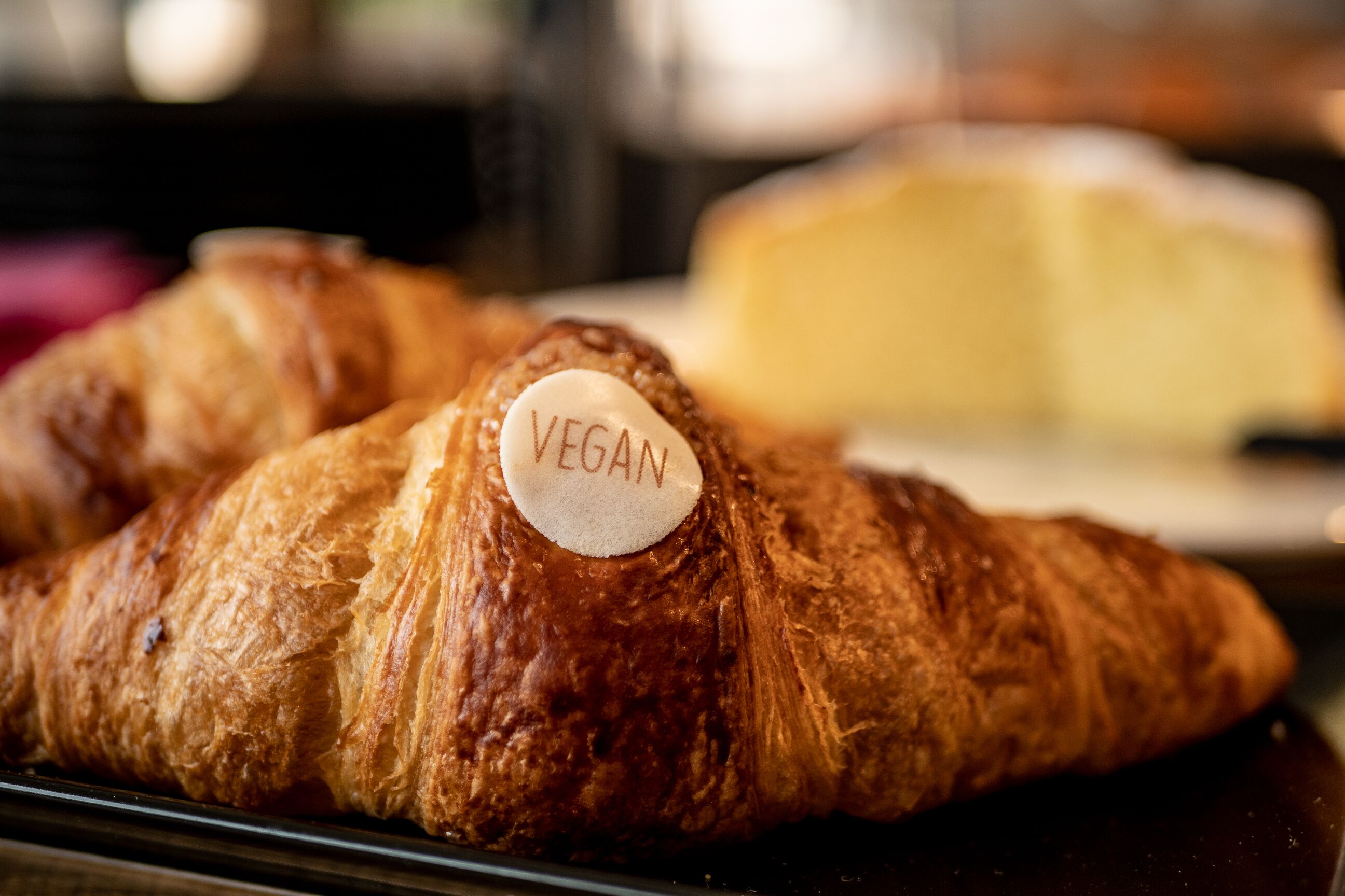 Ein Croissant mit dem Aufdruck "VEGAN".