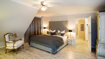 Deluxe-Suite | Minibar, individuell dekoriert, individuell eingerichtet