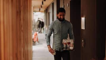 Un pasillo con una persona llevando una bandeja de vasos y botellas.
