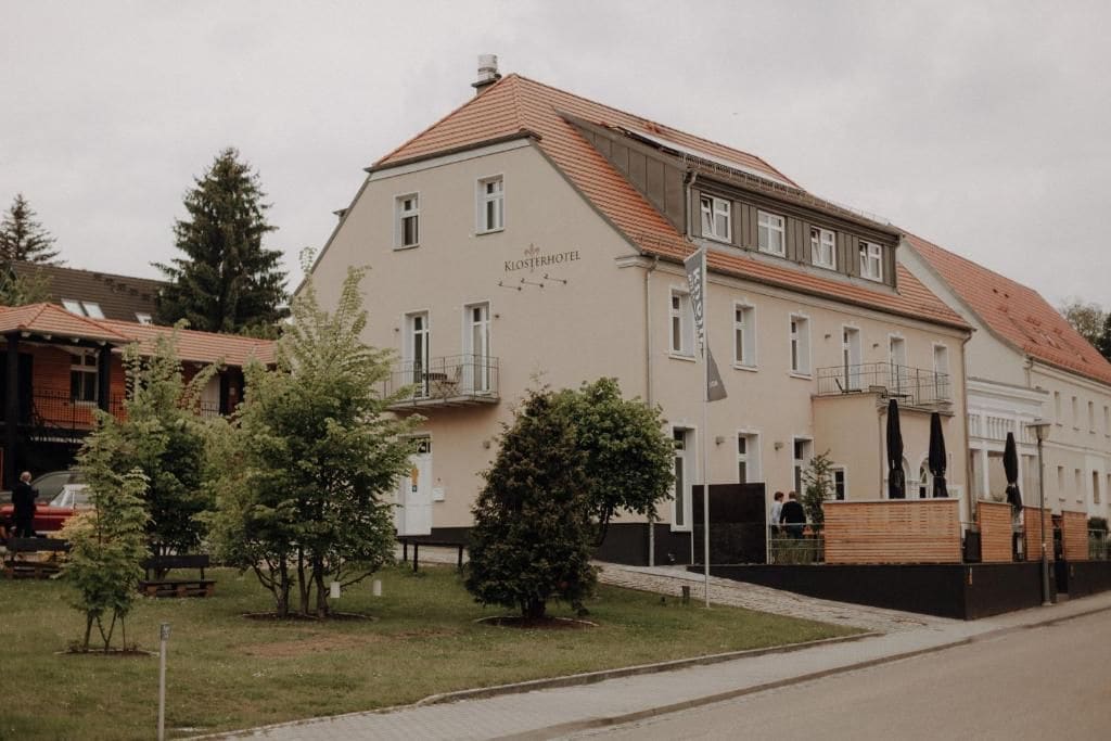 Ein Hotel mit flachem Dach, zahlreichen Fenstern und einem Schild mit dem Namen des Hotels.