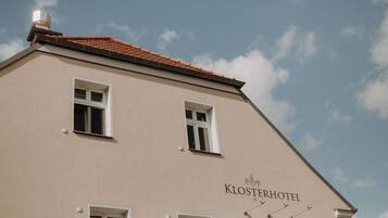 A building with the sign 'Klosterhotel' indicating it is a hotel.