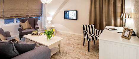 Deluxe Suite | Minibar, individually decorated, individually furnished, free WiFi
