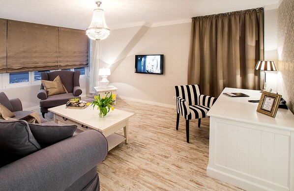 Deluxe Suite | 1 bedroom, minibar, individually decorated, individually furnished