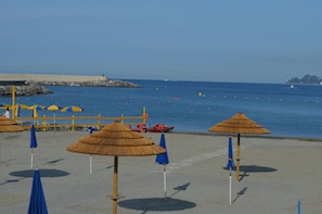 Una playa cerca