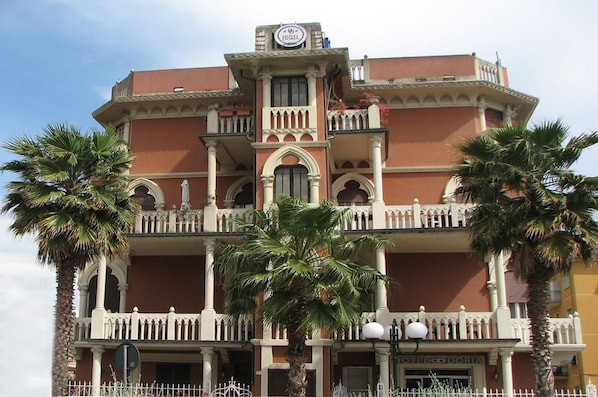 Fachada de la propiedad