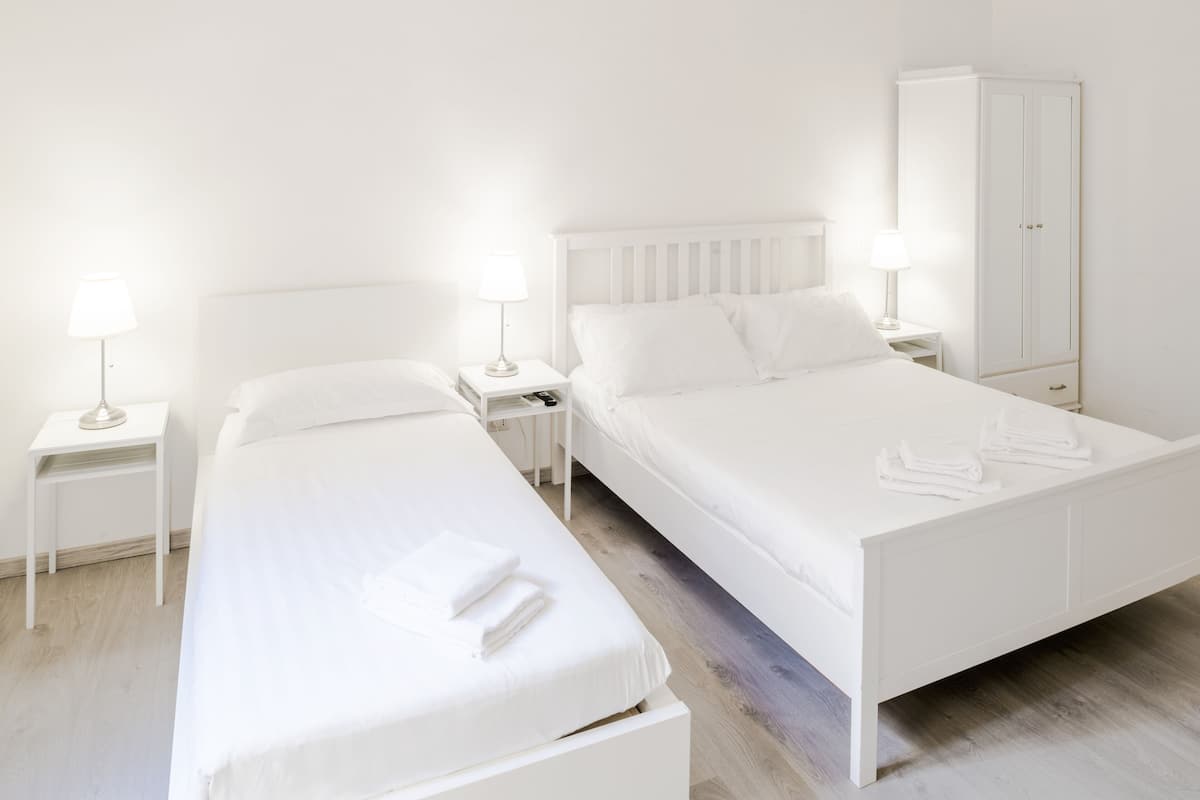 Triple Room (Vaticano) | In-room safe, desk, laptop workspace, soundproofing