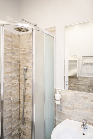 Dusche, Regendusche, Haartrockner, Bidet