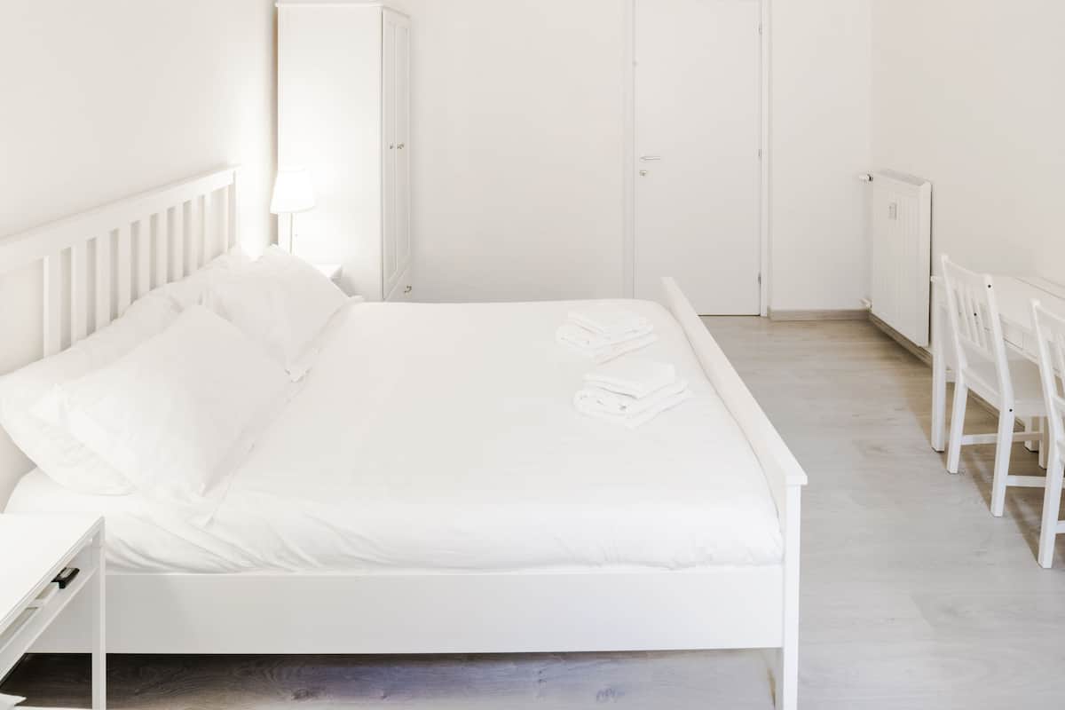 Quadrupla Comfort (Cavour) | Una cassaforte in camera, una scrivania, postazione laptop
