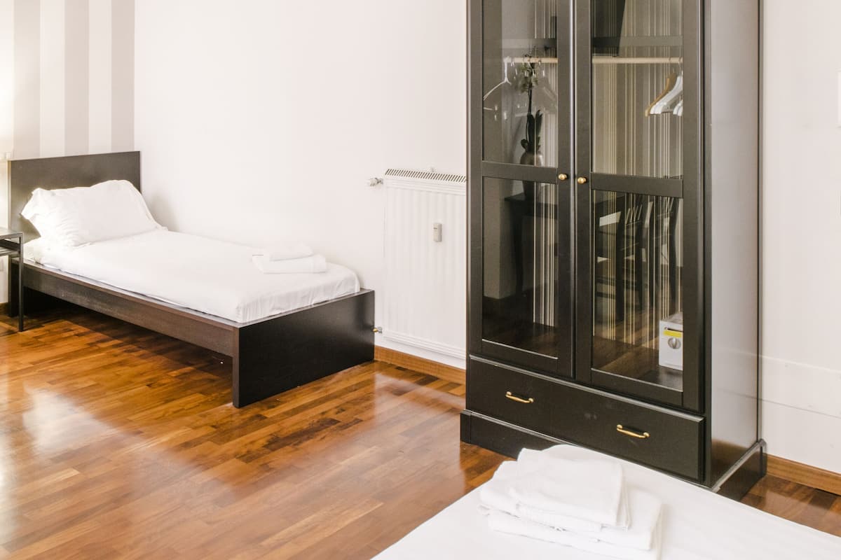 Room, Connecting Rooms (Spagna) | In-room safe, desk, laptop workspace, soundproofing