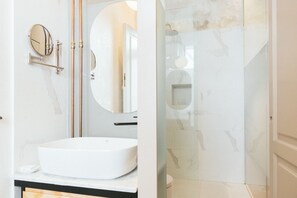Classic-Doppelzimmer, zum Innenhof hin (Habitación Doble Classic Interior) | Badezimmer | Designer-Toilettenartikel, Haartrockner, Handtücher
