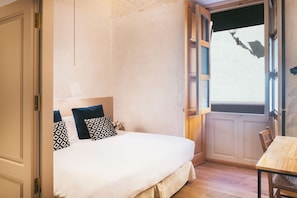 Classic Exterior Double Room | Desk, blackout drapes, iron/ironing board, free WiFi - VEINTIUNO Emblematic Hotels by Airnest (Las Palmas de Gran Canaria)