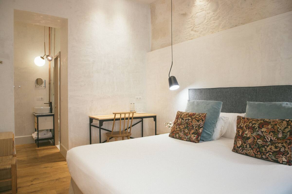 Deluxe Exterior Double Room | Desk, blackout curtains, iron/ironing board (on request), free WiFi