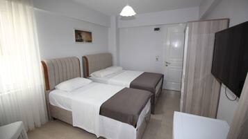 Habitación triple de lujo | Escritorio, wifi gratis y ropa de cama