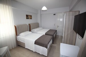 Escritorio, wifi gratis y ropa de cama 