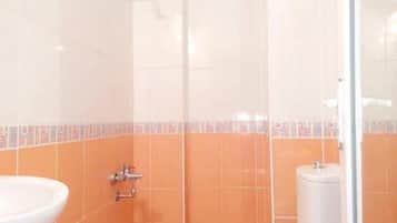 Standardværelse med 2 enkeltsenge | Badeværelse | Bruser, gratis toiletartikler, hårtørrer, hjemmesko