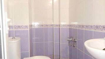 Douche, articles de toilette gratuits, sèche-cheveux, chaussons