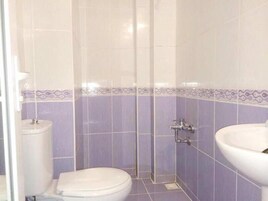 Ducha, artículos de tocador gratuitos, secador de pelo, pantuflas