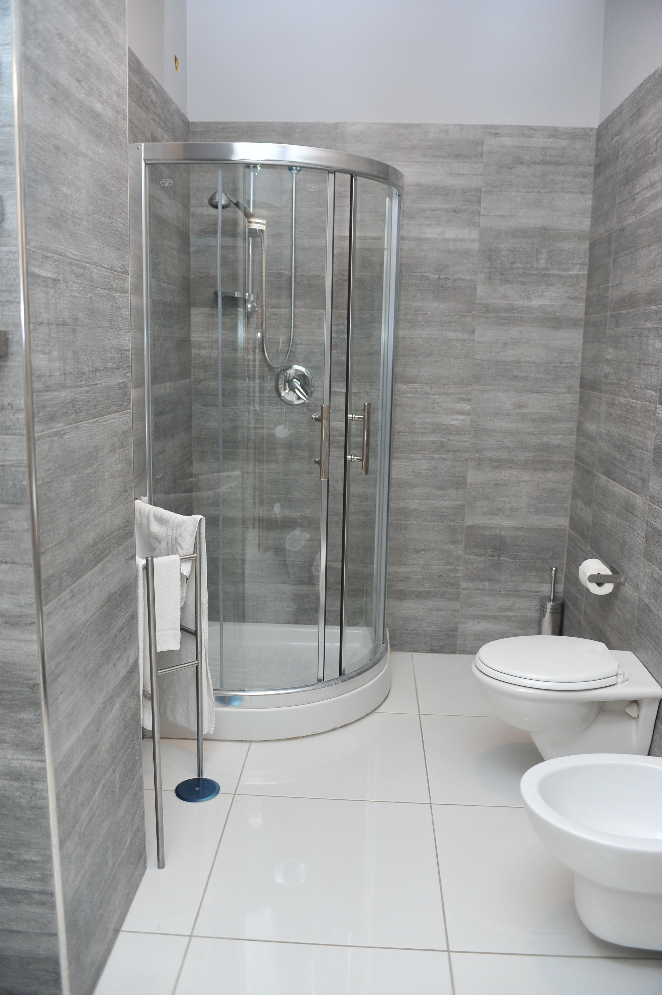 Doccia, asciugacapelli, pantofole, bidet