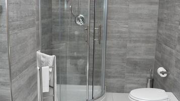 Doccia, asciugacapelli, pantofole, bidet