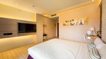 Ein modernes Hotelzimmer mit einem großen Bett, einem flachbildfernseher an der Wand und Kunstwerken, die berühmte Wahrzeichen darstellen.