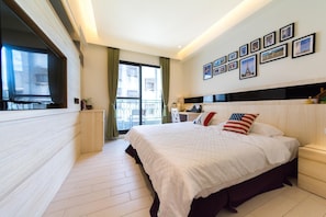 Een minibar, een kluis op de kamer, een bureau, verduisterende gordijnen